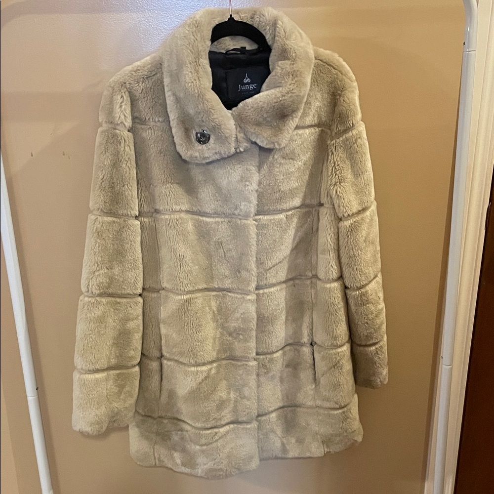 JUNGE Faux Fur Coat – Cream